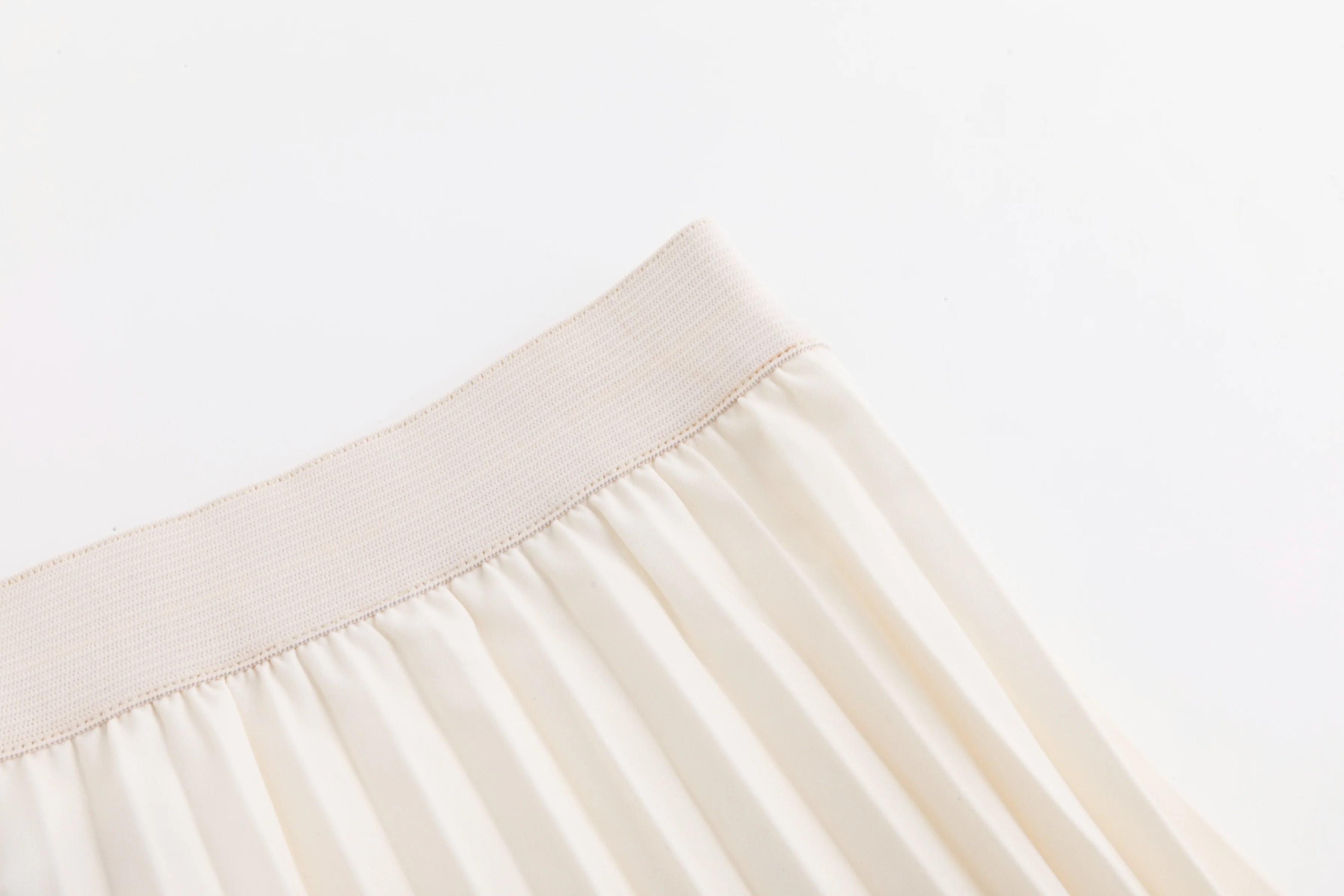 Ivory Pleated Skirt With Abstract Print - Image 5