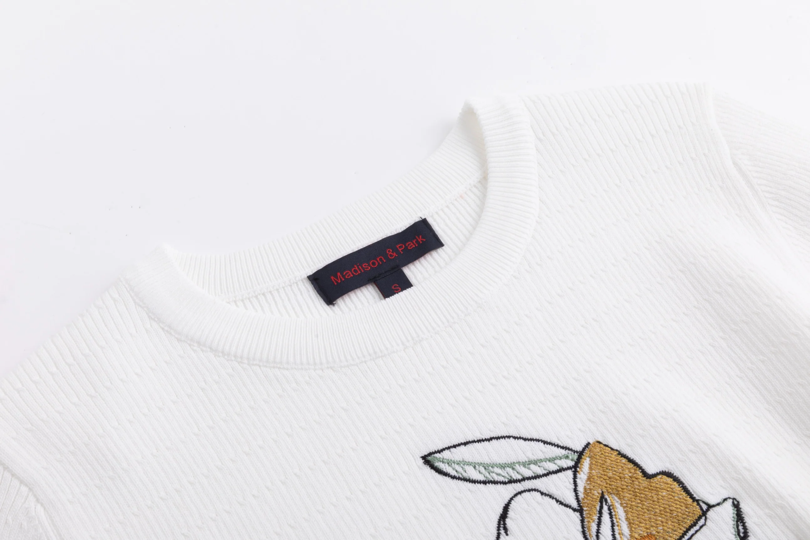 White Detailed Knit Top With Floral Embroidery - Image 5